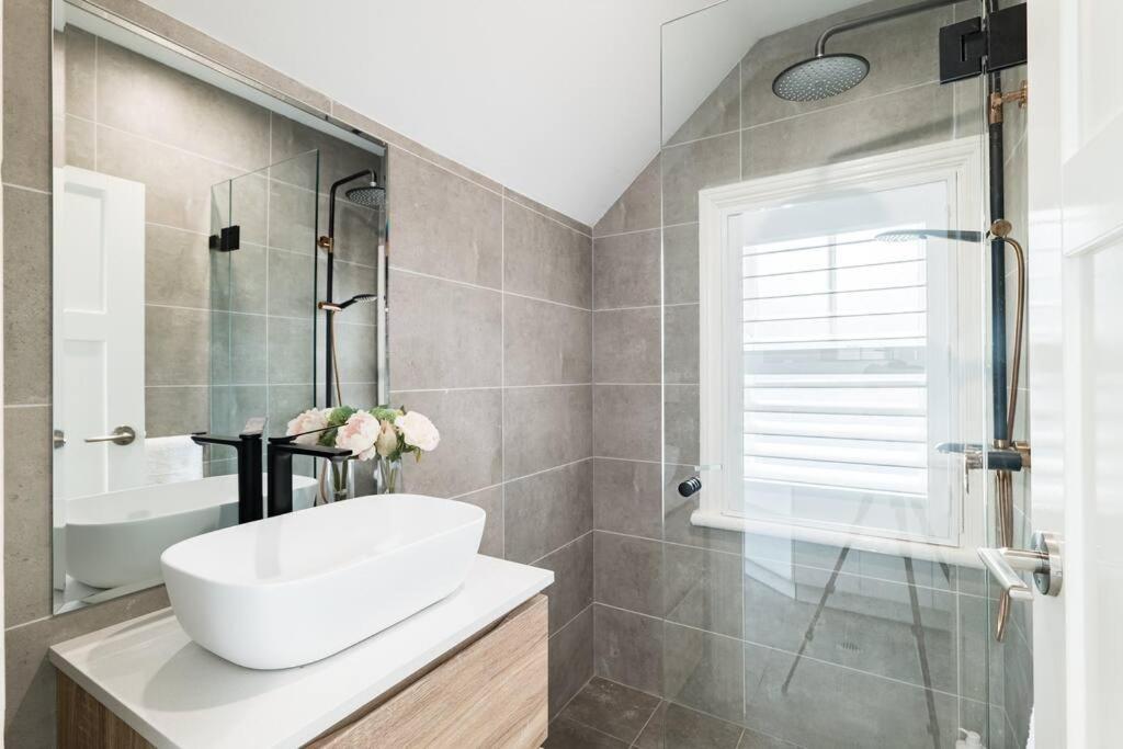Waterfront - King Master 4 Bedroom 3 Storey#9-10 Apartment Sydney